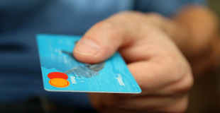 Carte bancaire à débit différé ou à débit immédiat : avantages, inconvénients