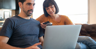 Peut-on racheter les crédits de son conjoint ?