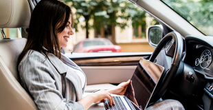 Assurance auto avec déplacement professionnel : quelles règles ?